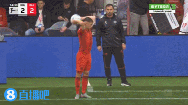 科曼錯(cuò)失良機(jī)，球趟底線。