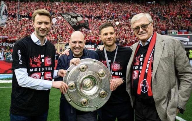 拜仁奪冠，重現(xiàn)十二年前輝煌！挖角對(duì)手，對(duì)方主帥離隊(duì)。