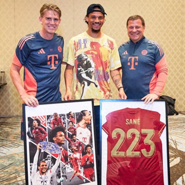 拜仁酒店告別薩內(nèi)，贈紀念球衣與特制海報